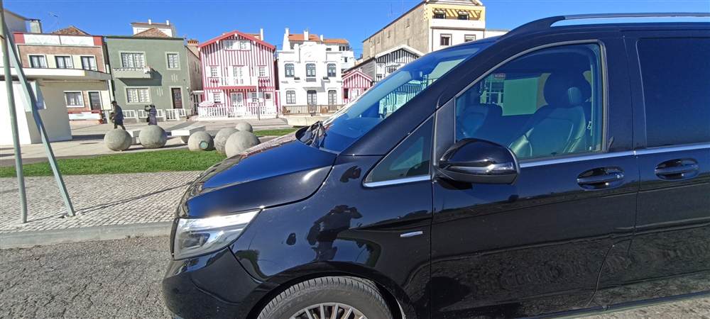 Mercedes-Benz V-Class in front of the striped houses of Costa Nova