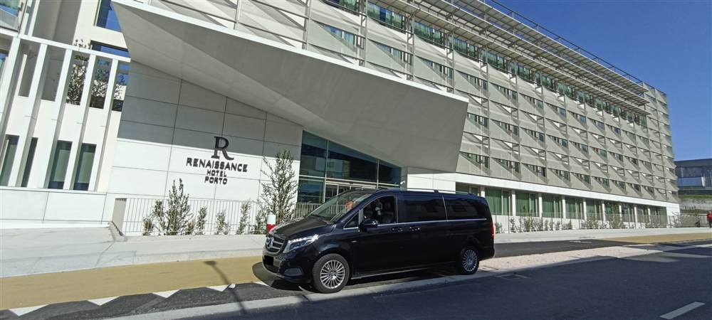 Mercedes-Benz V-Class outside a hotel in Porto