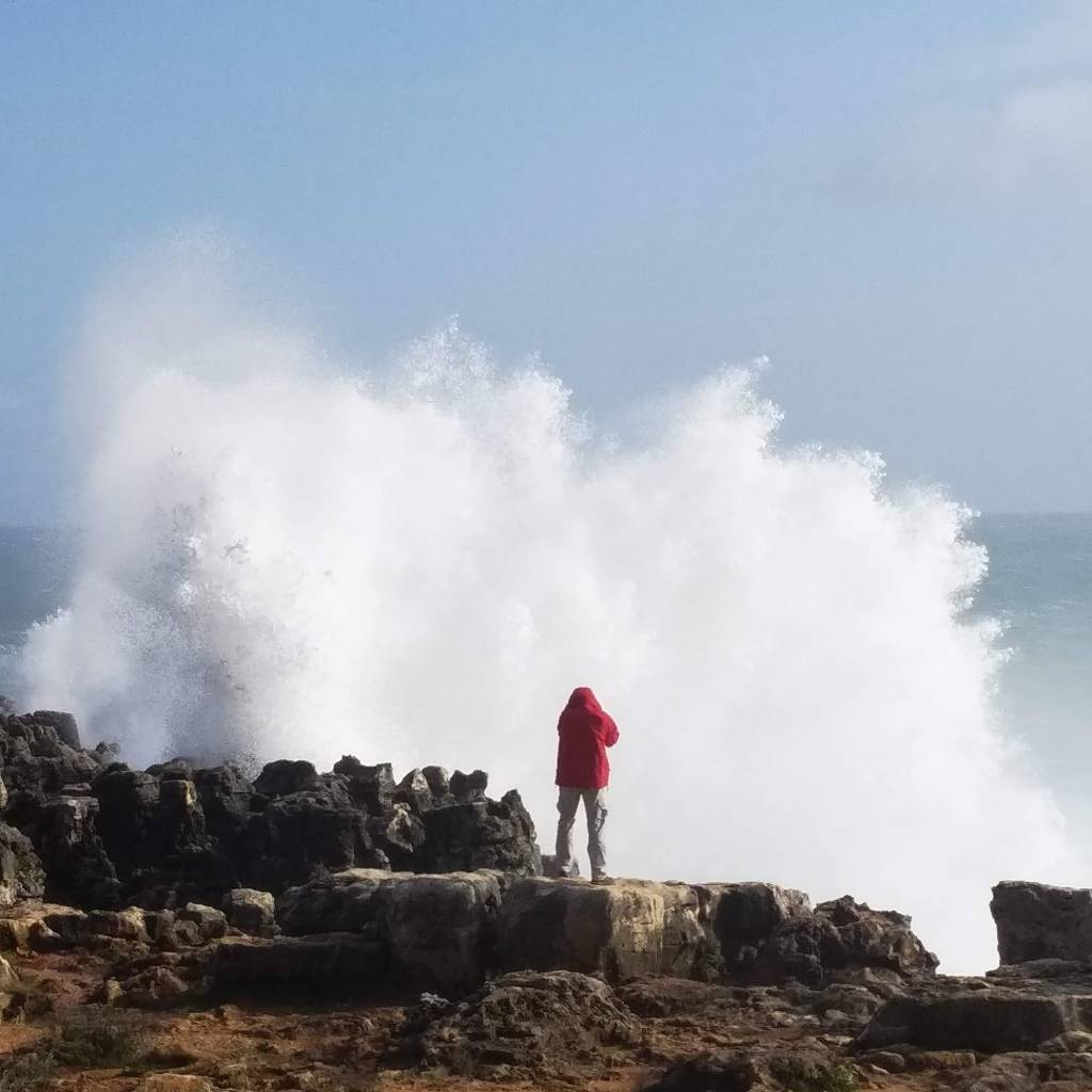 wave crashing in Nazaré, biggest waves in the world